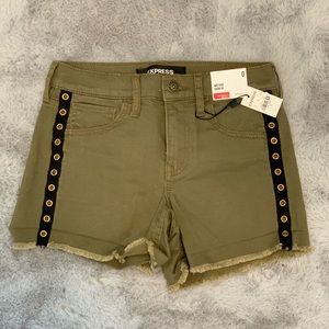 NWT! Express camo green shorts with black details. Size 0.